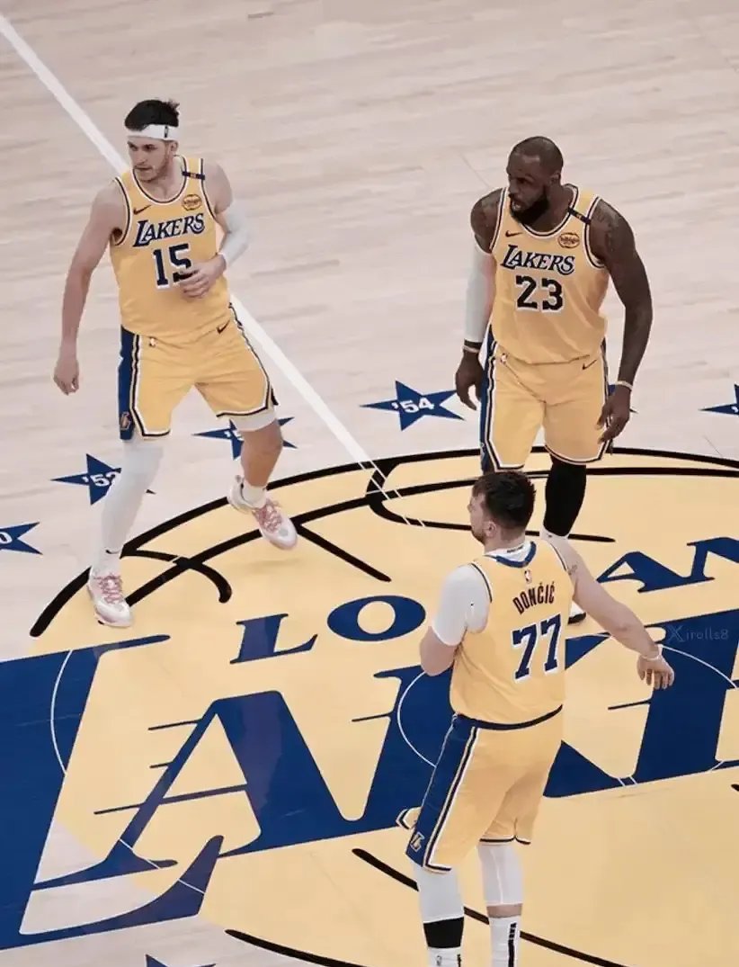 半岛体育教练-湖人队在客场不敌太阳队，连续负三场