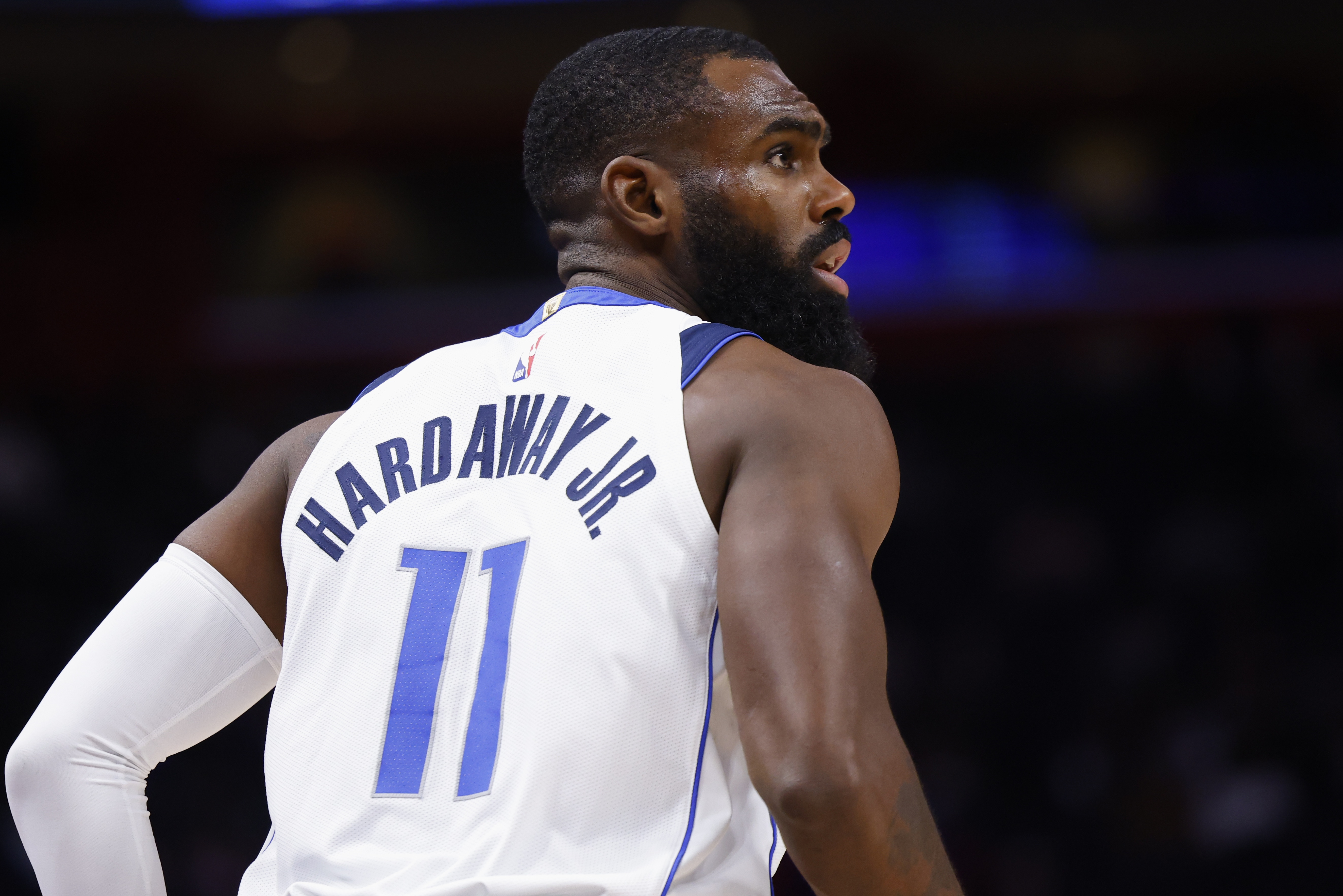 包含独行侠客场挑战76人全力进攻的词条