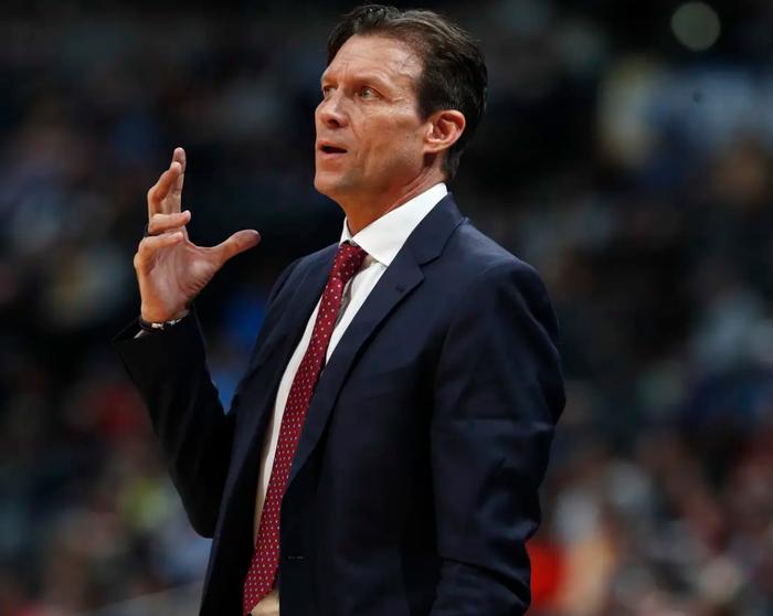 半岛体育新闻-爵士队连续三场失利，教练组寻找解决方案