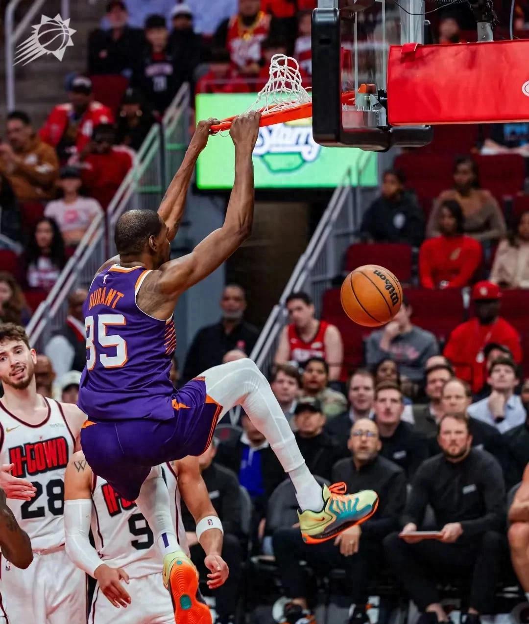 半岛体育入口-外线球员远投接连命中，为球队贡献