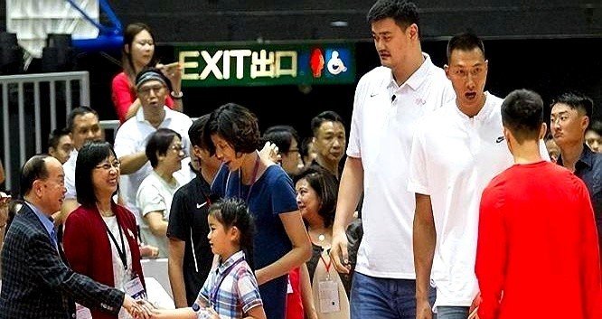 姚明重返篮球赛场：中国巨人教练身份娇妻与儿子助阵的简单介绍