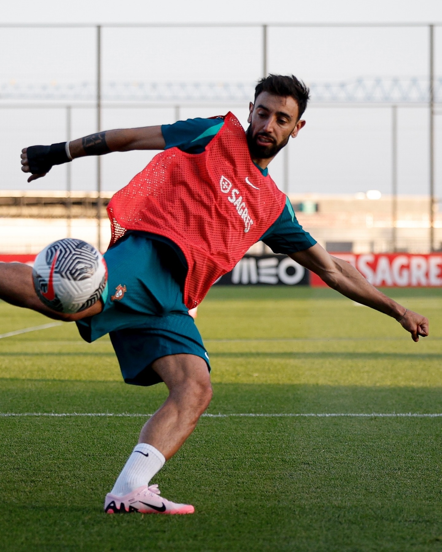 半岛体育竞技-多支国家队集结备战，欧洲杯即将揭幕