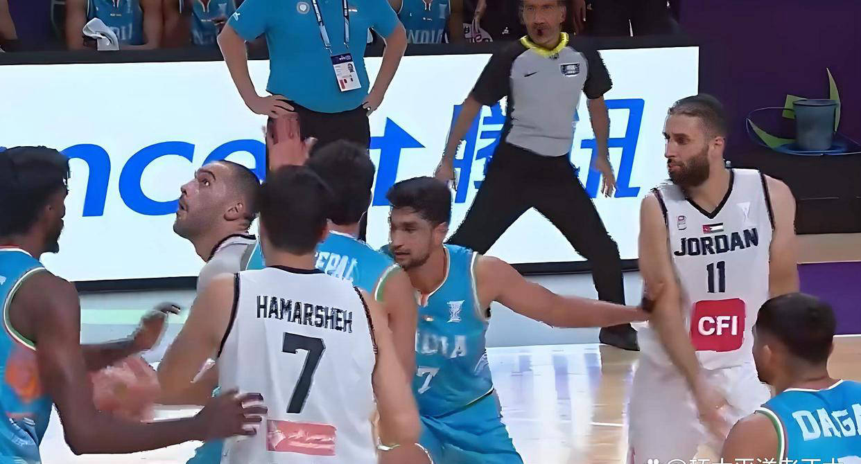 亚洲杯比赛中的一场惊险对决