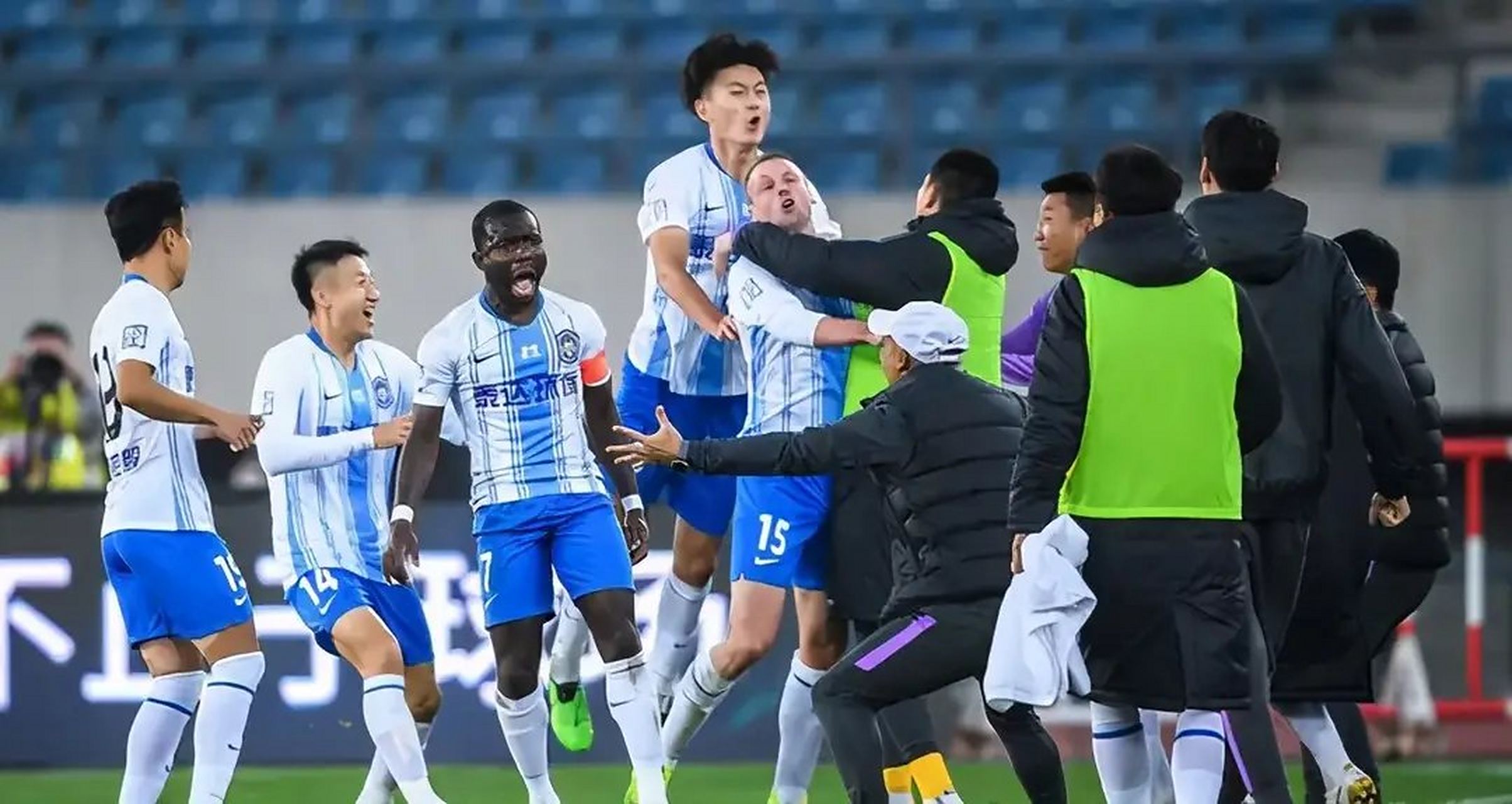 半岛体育教练-夺冠之路：国内联赛争夺对抗的简单介绍