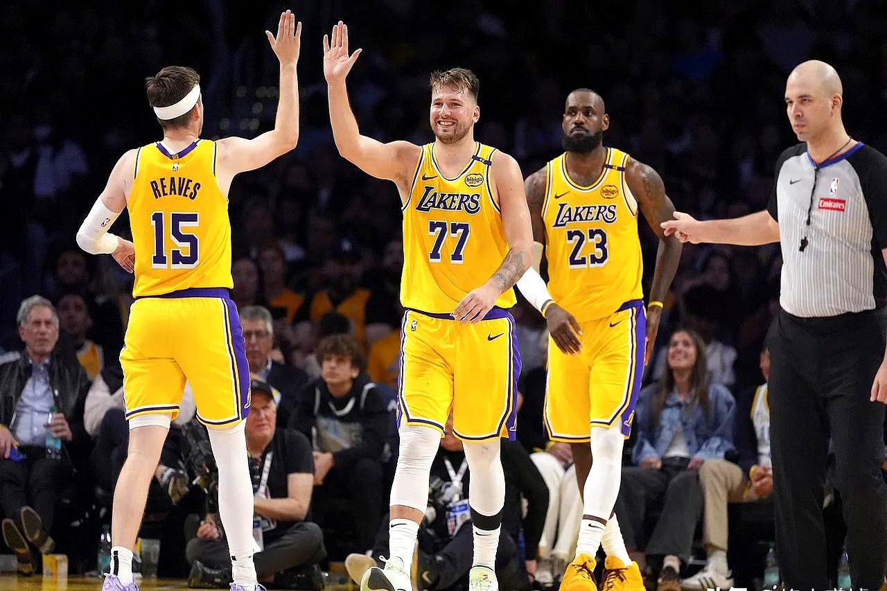 赛季首战大胜，湖人雄心勃勃