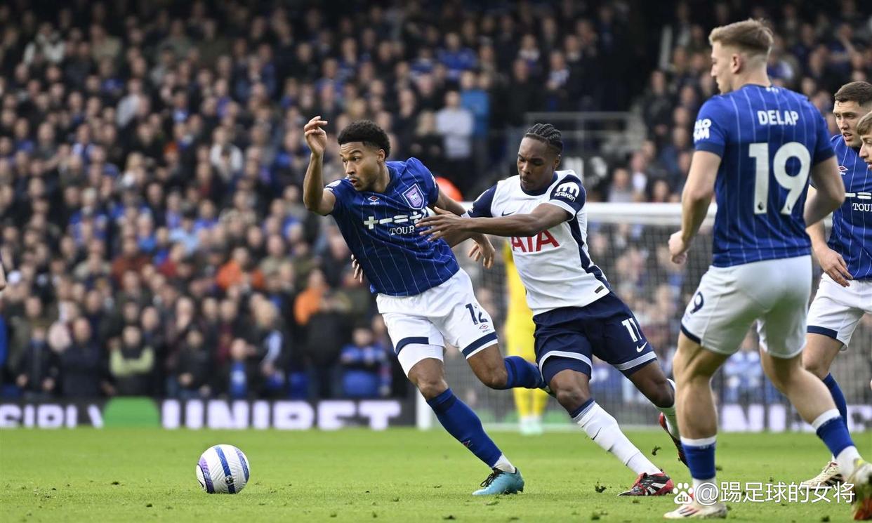 半岛体育登录-比赛中球员表现出色，斩获进球